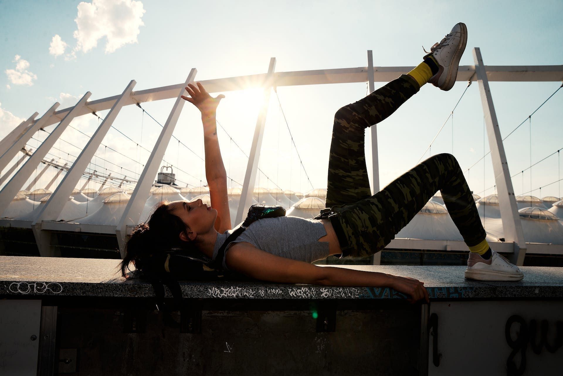 Flying scissor is an advanced Pilates exercise. (Image via Pexels/Two Dreamers)