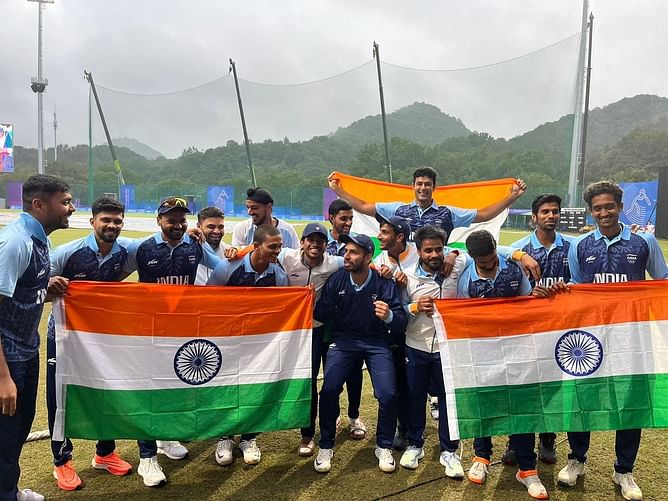 Asian Games : भारतीय क्रिकेट टीम के गोल्ड मेडल जीतने पर फैंस हुए खुश, ट्विटर पर जोरदार प्रतिक्रियाएं