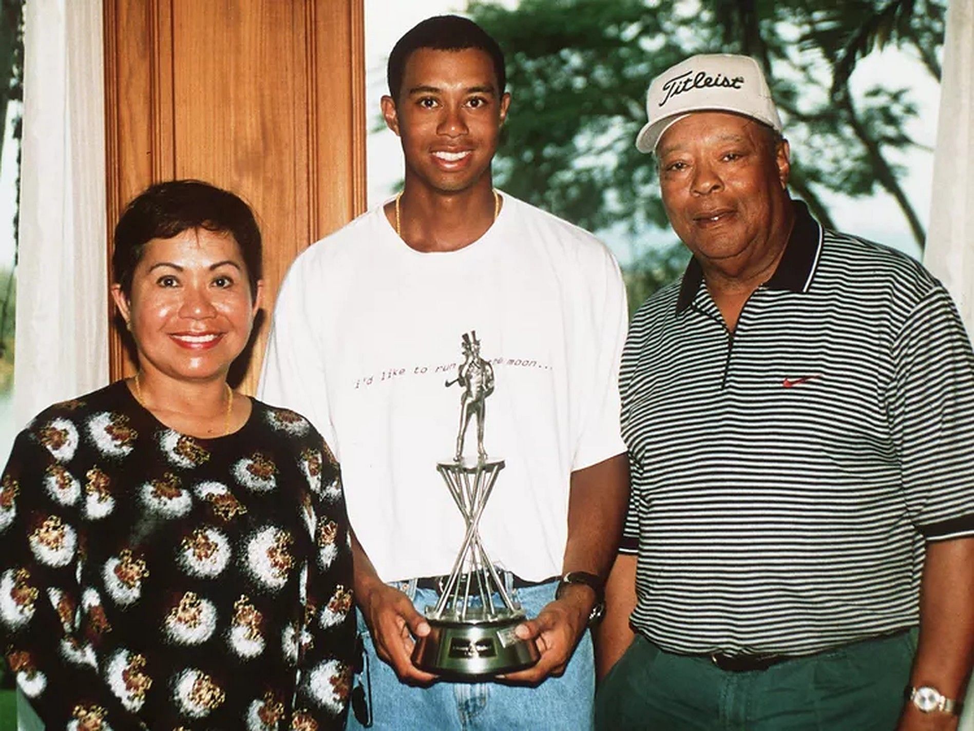 Tiger Woods with his parents (Image via Getty/DAVID CANNON/ALLSPORT)