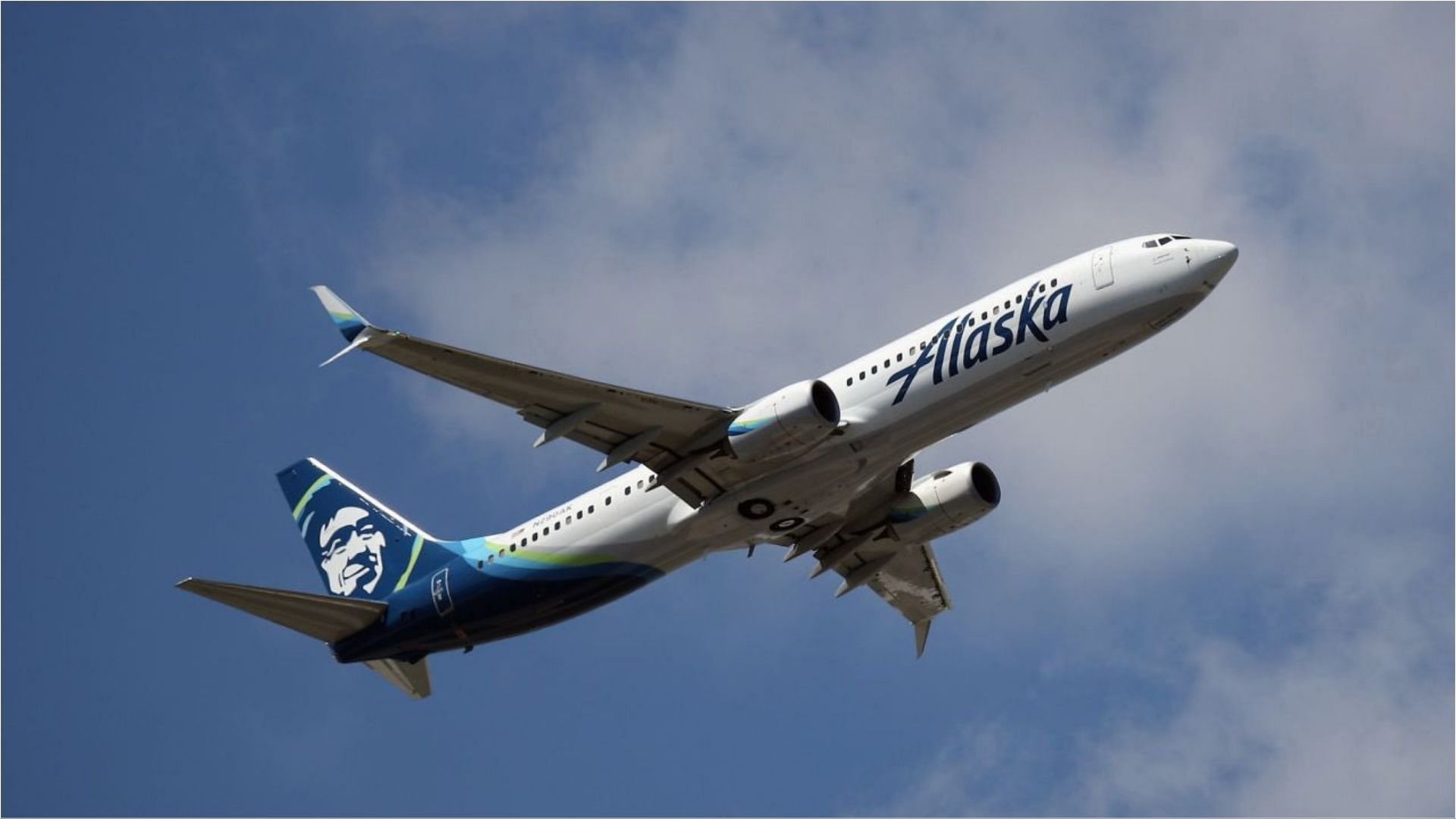 An off-duty pilot has been arrested for endangering the lives of the passengers inside an Alaska Airlines flight (Image via HallockInc/X)