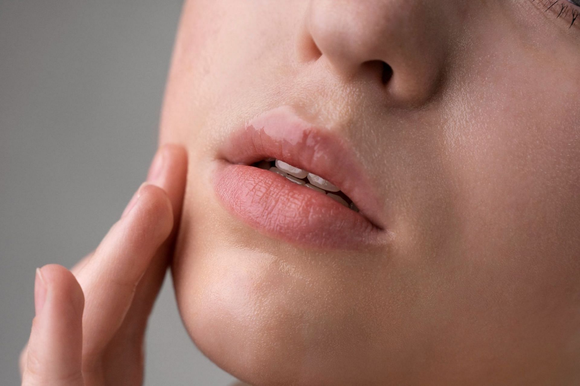 There are multiple reasons as to why you might experience dryness around your lips (Image via freepik)