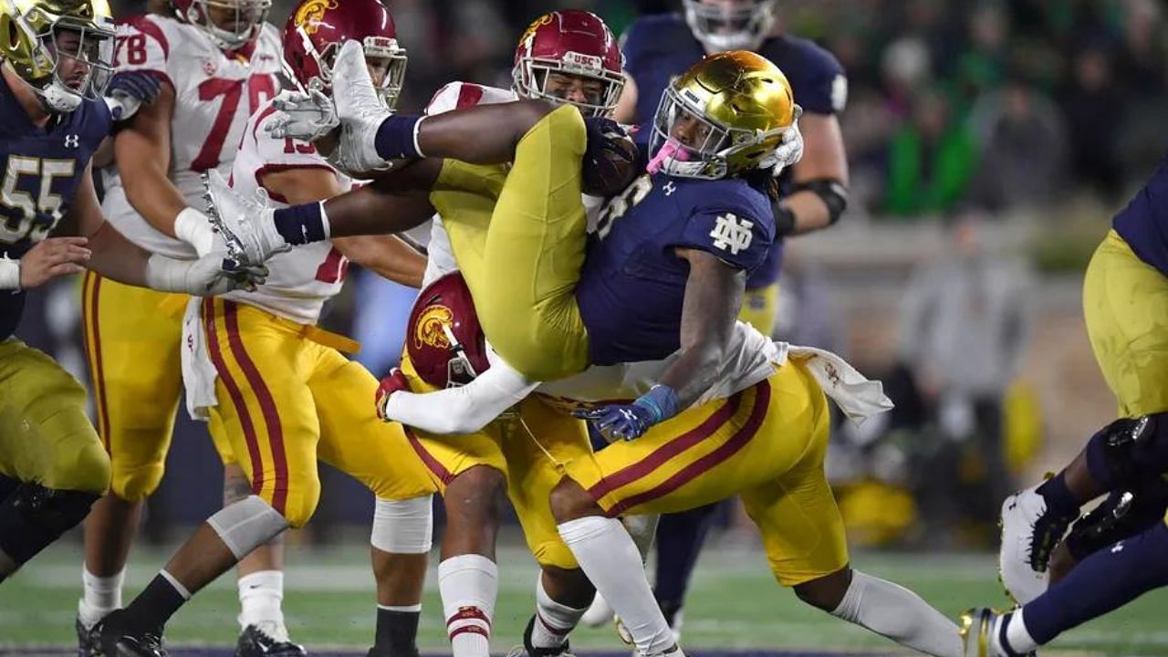 &quot;Football in commi-fornia&quot; - Protestors hijacking field during USC vs Cal Week 9 clash draws hilarious reactions from CFB world