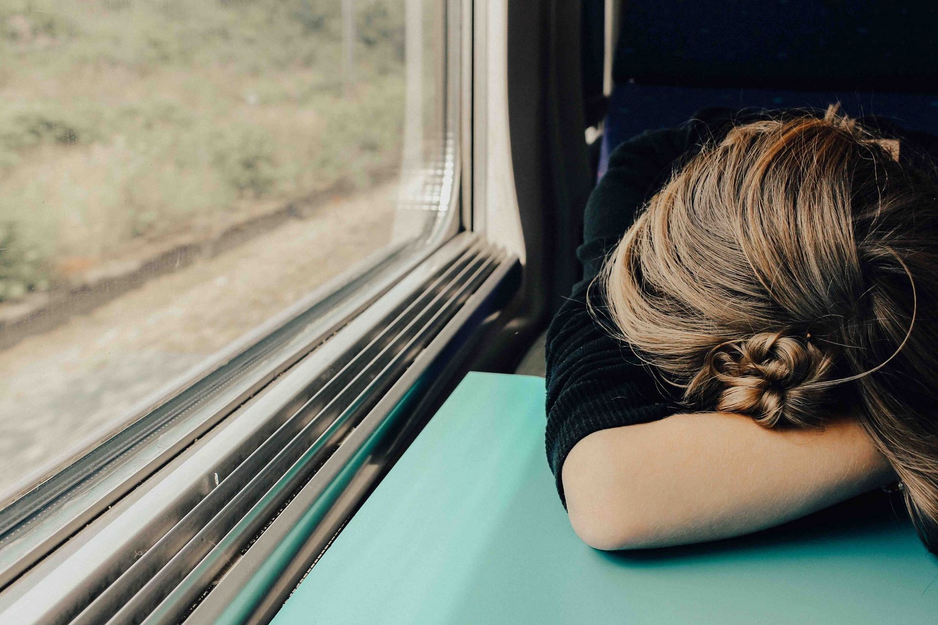 Extreme Sleepiness (Image via Unsplash/Abbie)