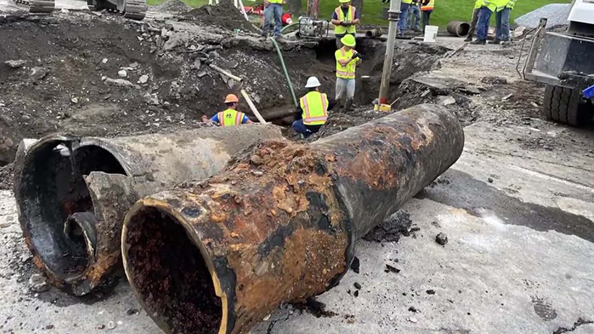 A water main rupture leaves Watertown in a crisis (Image via YouTub/@7News|WWNY|Watertown)