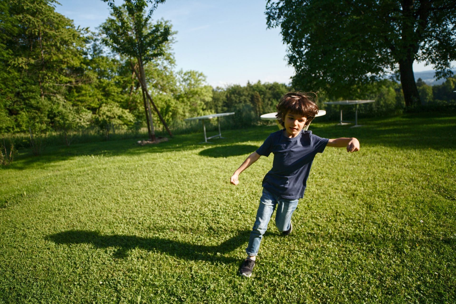 Going outdoors is good for health. (Image via Pexels/ Jonas Mohamadi)