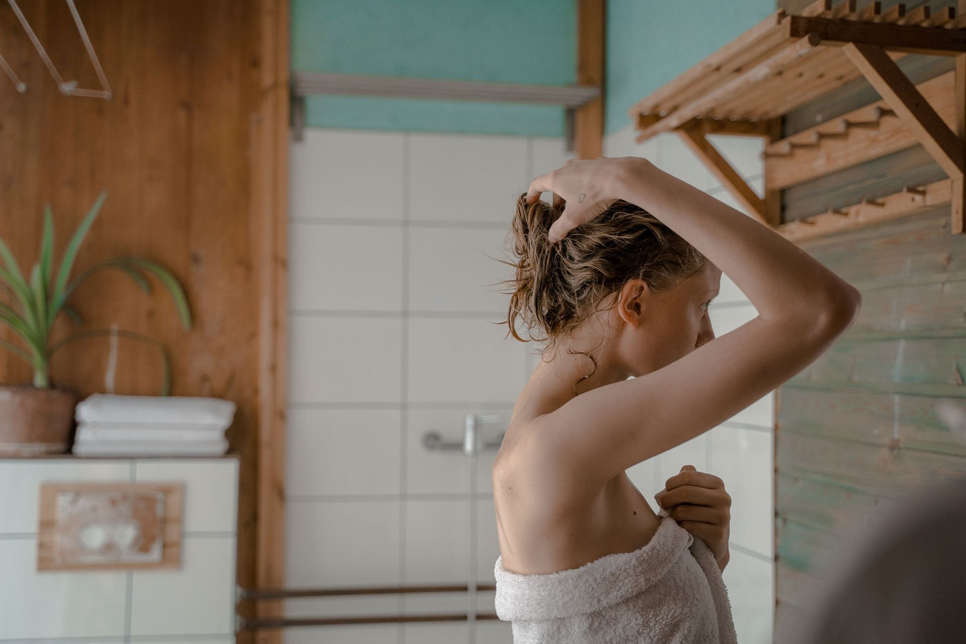 Itchy skin after shower (Image via Pexels/Ron Lach)