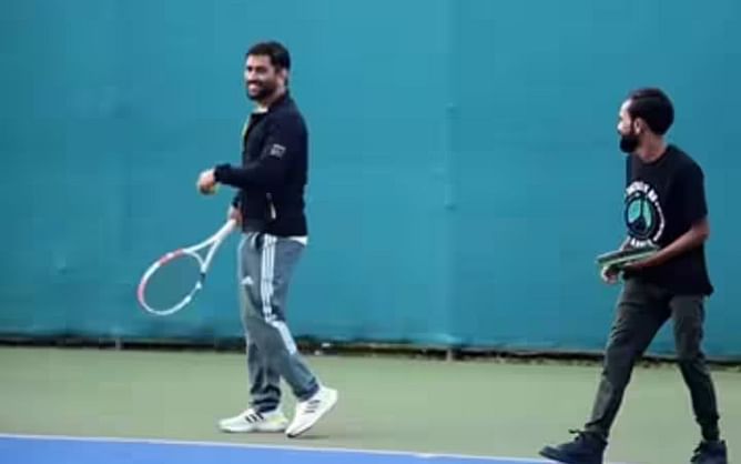 क्रिकेट के बाद टेनिस कोर्ट पर दिखा MS Dhoni का जलवा, वायरल वीडियो आया सामने