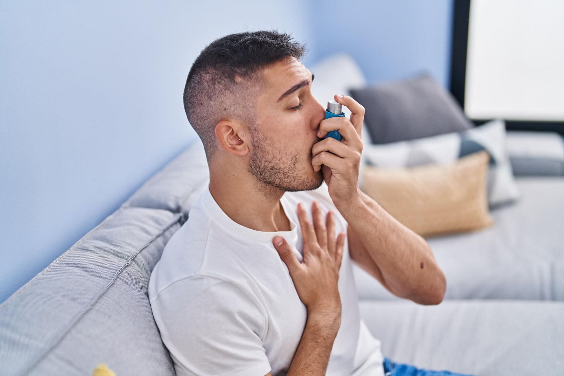 Regular vaping can lead to several respiratory issues such as COPD and asthma (Image via freepik)