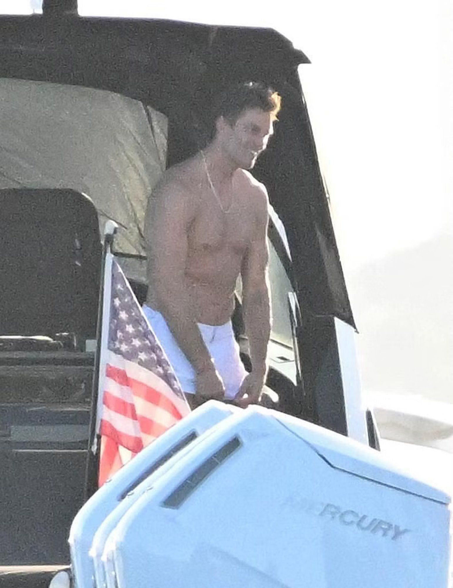 In Photos Tom Bradys Shirtless Ride On 6000000 Worth Yacht Creates Waves In Miami Beach 7639