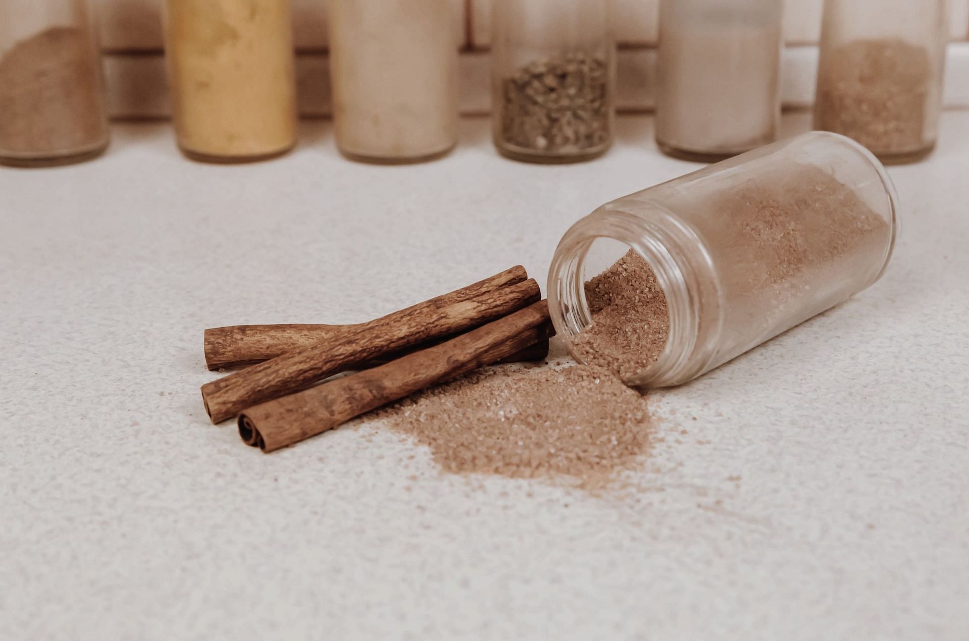 Cinnamon is an excellent lip plumper (Image via Unsplash/Diana Polekhina)