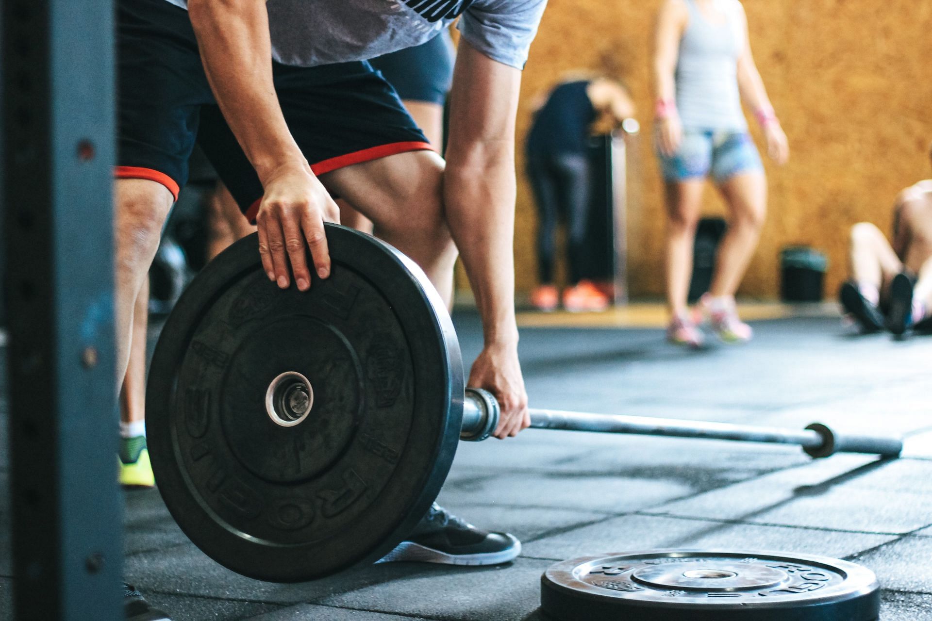 Lifting weights (Image via Pexels/Victor Frietas)