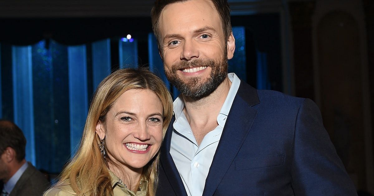 Who is Joel McHale&rsquo;s wife, Sarah Williams?
