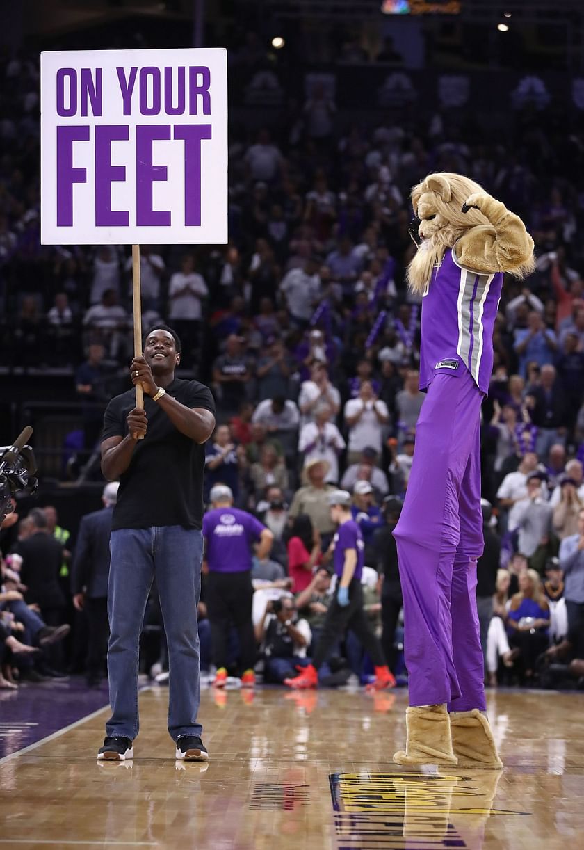 Sacramento Kings mascot Slamson loves to read!