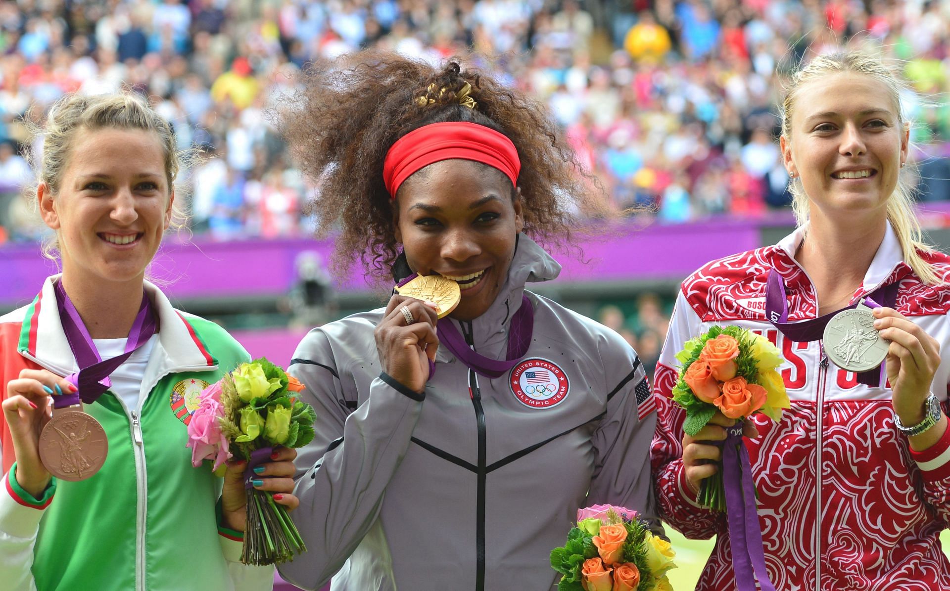 Serena Williams (C) poses with her women&#039;s singles gold medal at the 2012 London Olympics