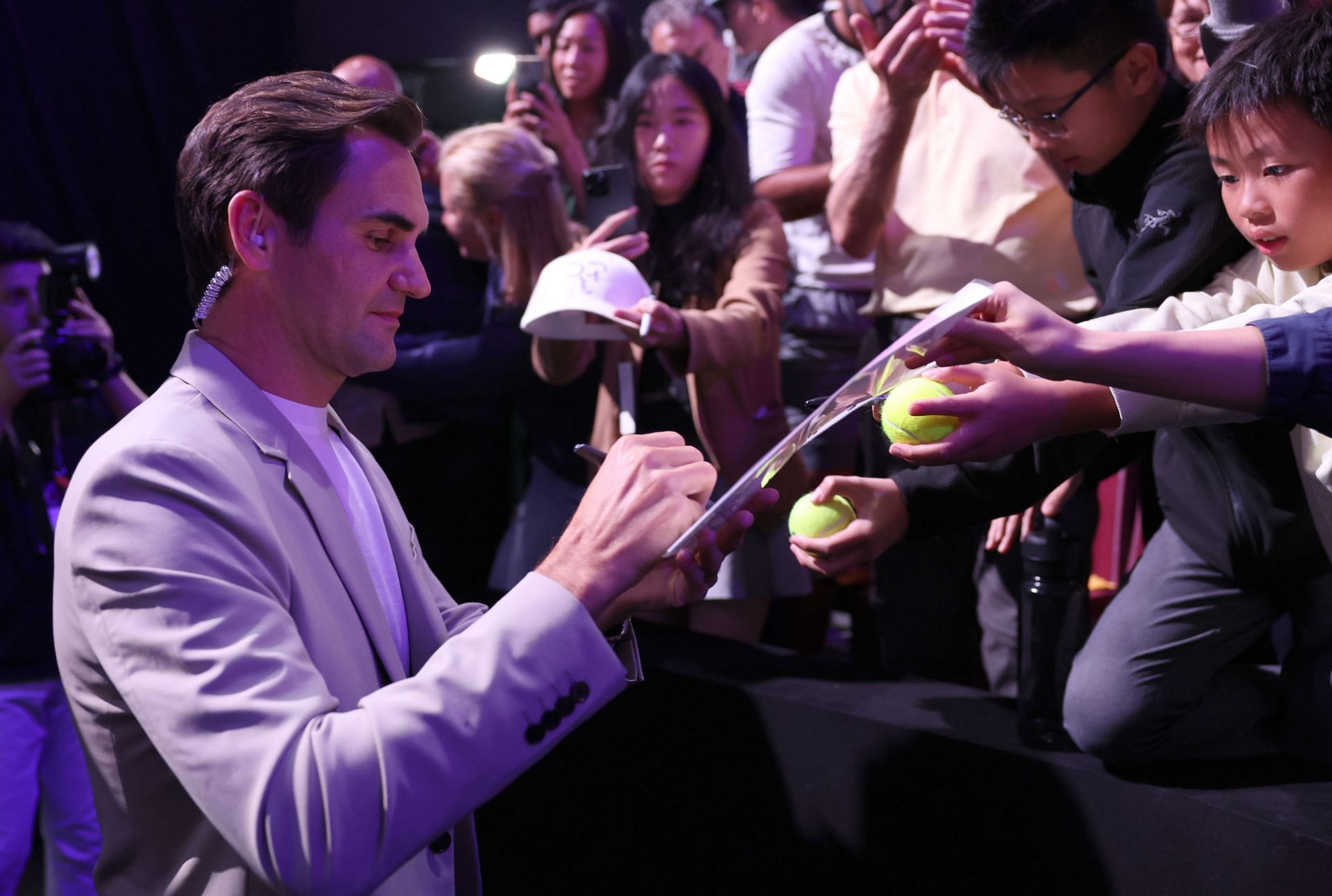 The Swiss legend signs autographs at Laver Cup 2023