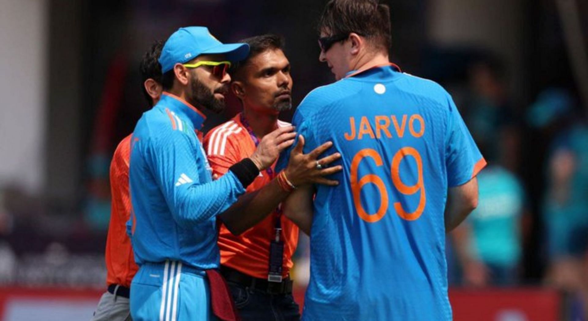 Jarvo 69: Fan with Indian jersey enters playing area at Lord's