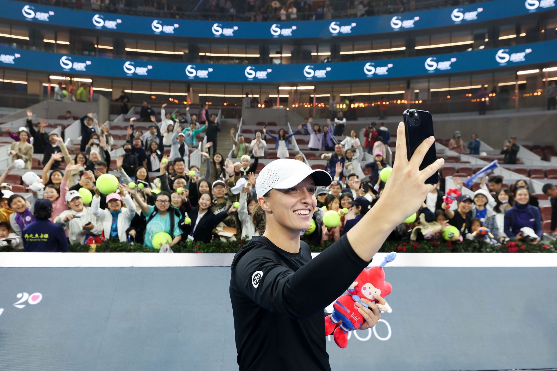 Iga Swiatek clicks a selfie with fans: 2023 China Open