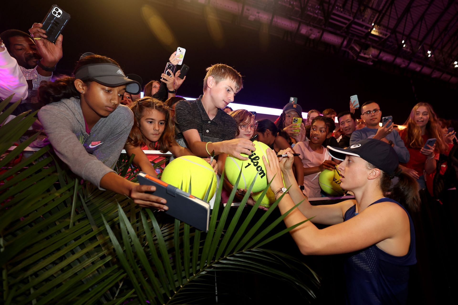 Iga Swiatek signs autographs: 2022 WTA Finals