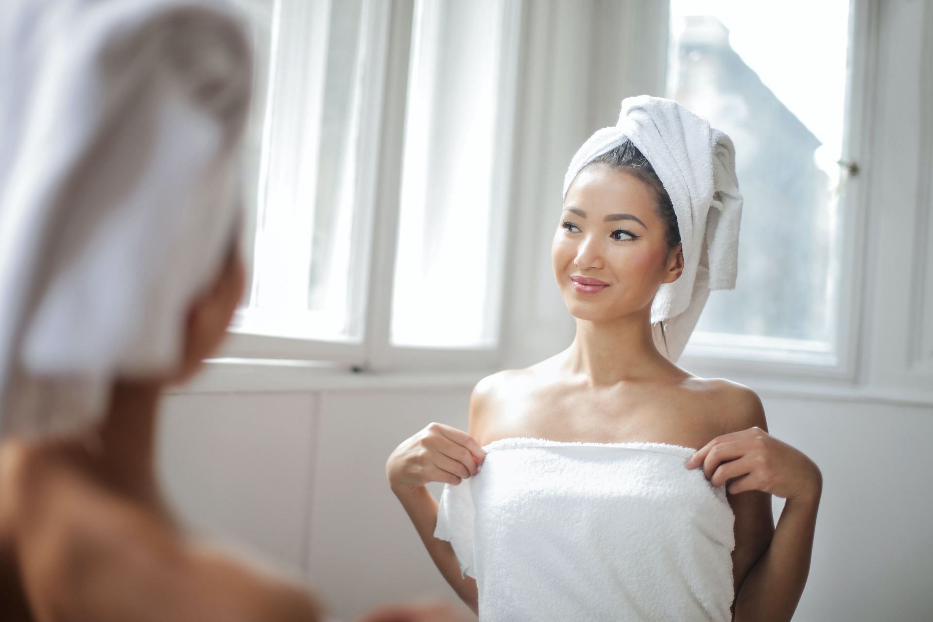 Itchy skin after shower (Image via Pexels/Andrea Piacquadio)