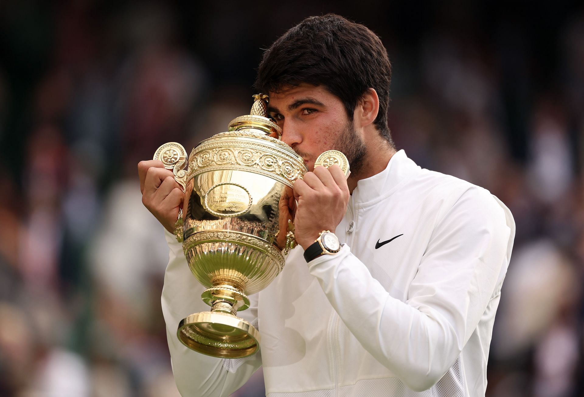 Carlos Alcaraz kisses the 2023 Wimbledon men&#039;s singles trophy.