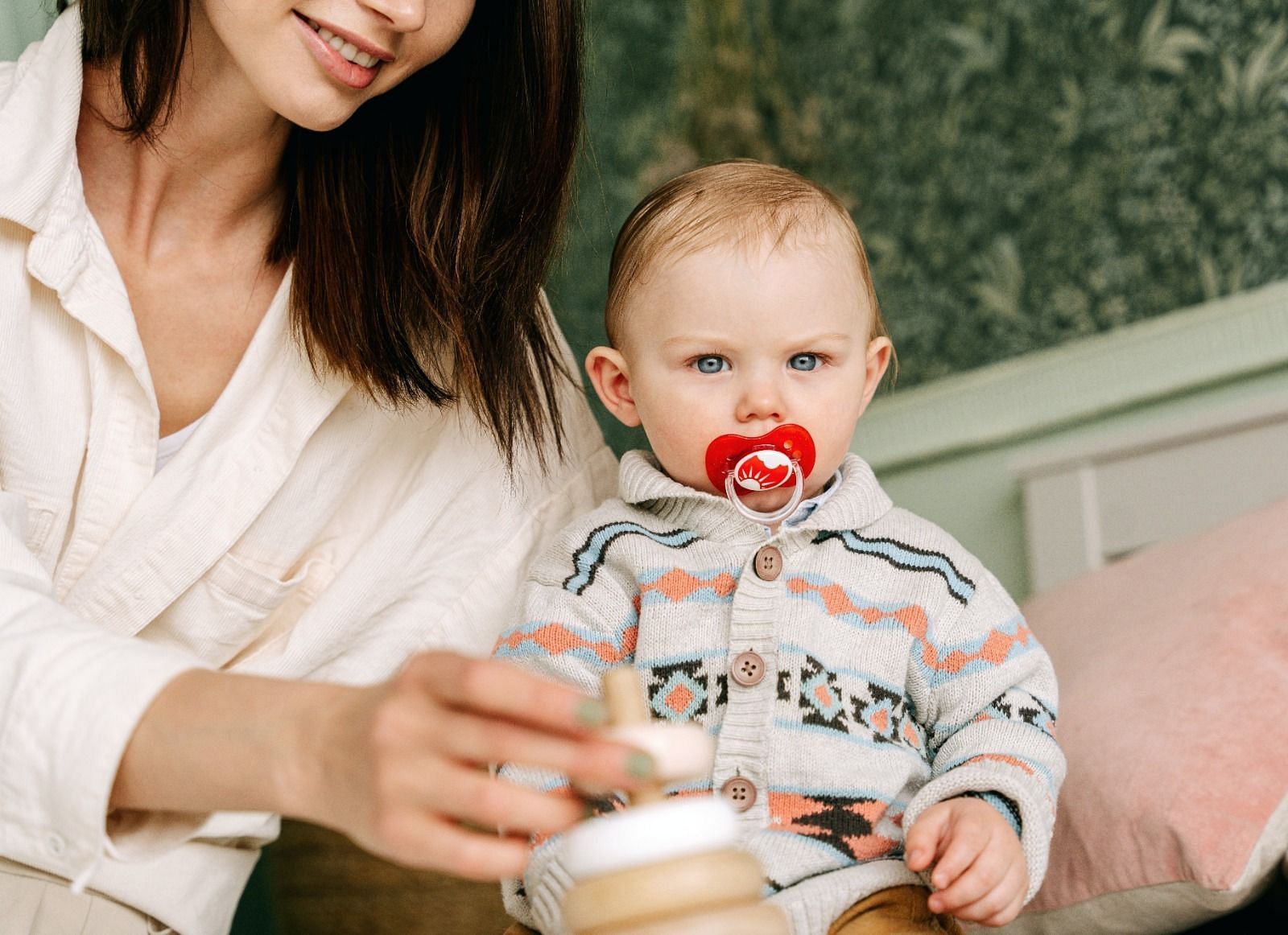 Pacifier teeth (Image via Pexels/Ivan Samkov)