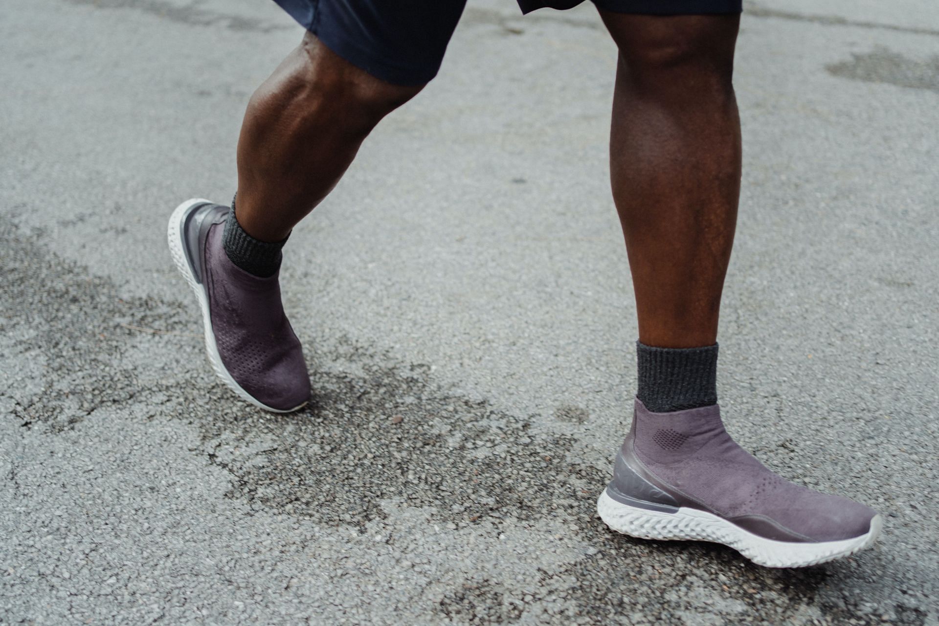Benefits of using carbon-plated running shoes (image sourced via Pexels / Photo by Ketut)