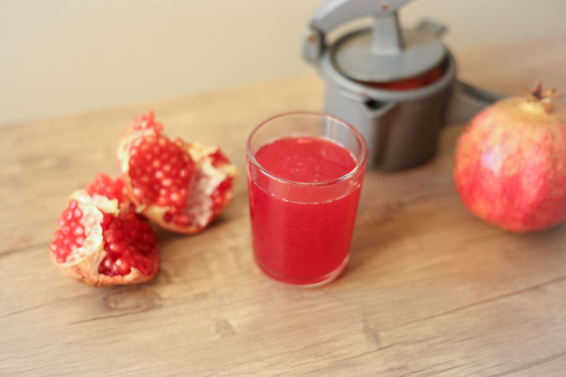 Pomegranate juice is an excellent antioxidant agent (Image via Unsplash/Sahand Babali)