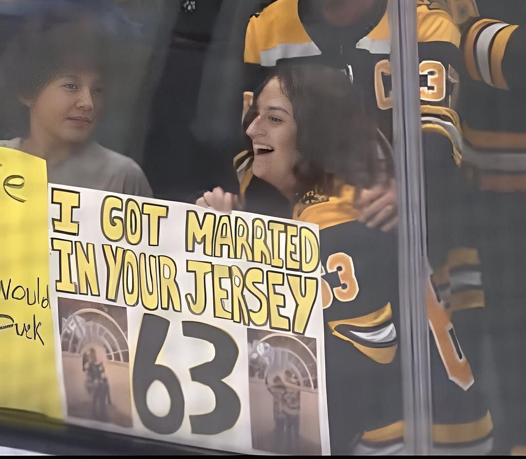 Brad Marchand rewards fan