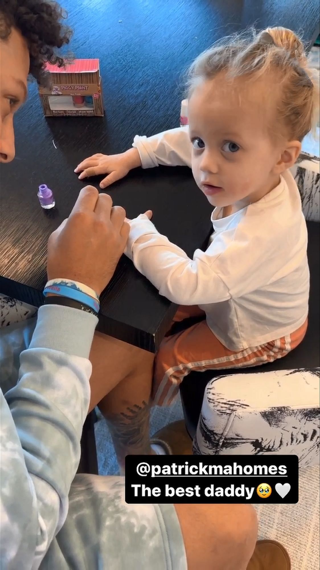 Patrick Mahomes painting Sterling Skye&#039;s nails (via his wife Brittany&#039;s Instagram Stories) Patrick Mahomes painting Sterling Skye&#039;s nails (via his wife Brittany&#039;s Instagram Stories)
