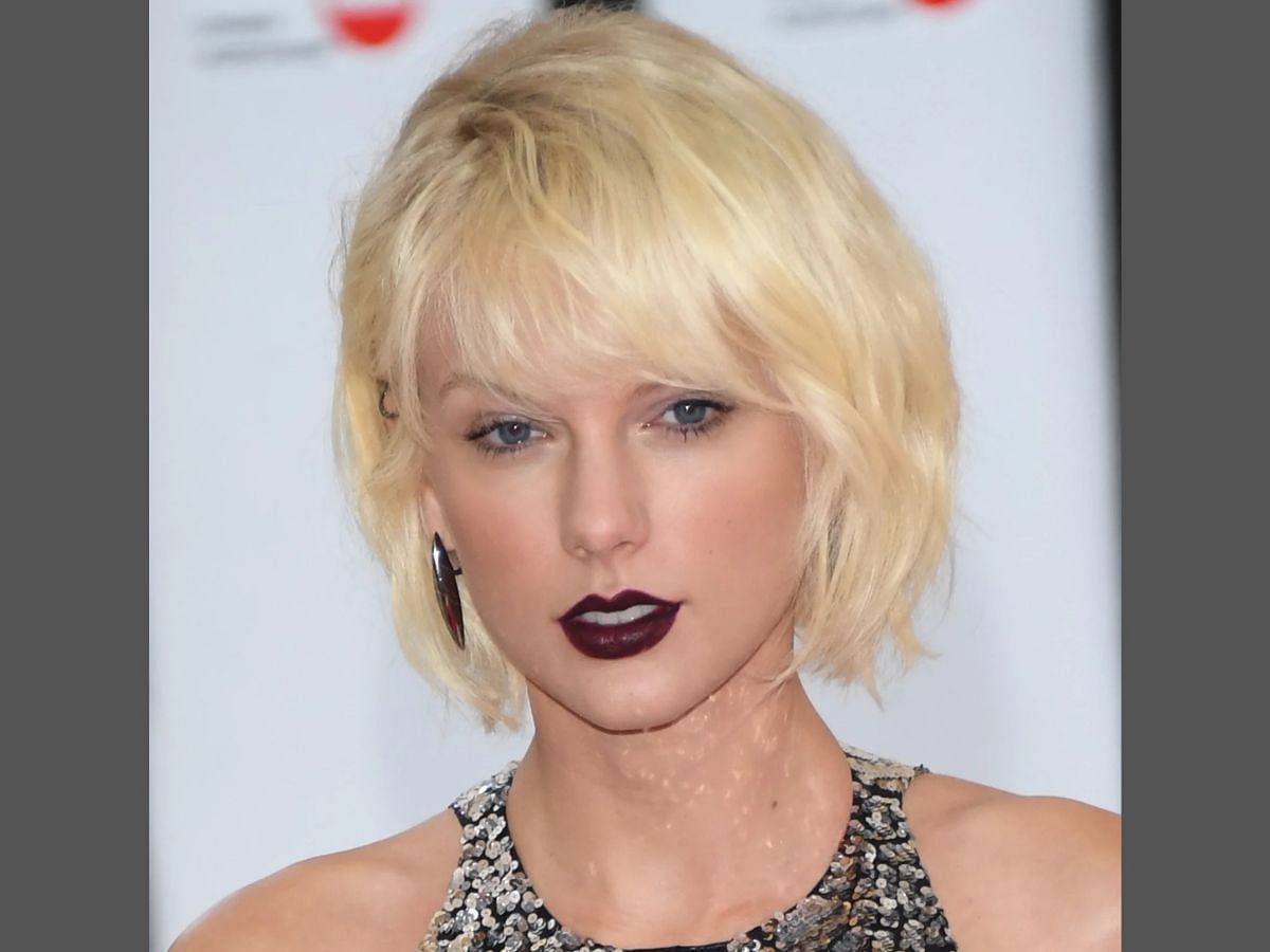 Taylor&#039;s Bold Lips makeup look (Image via Getty Images)