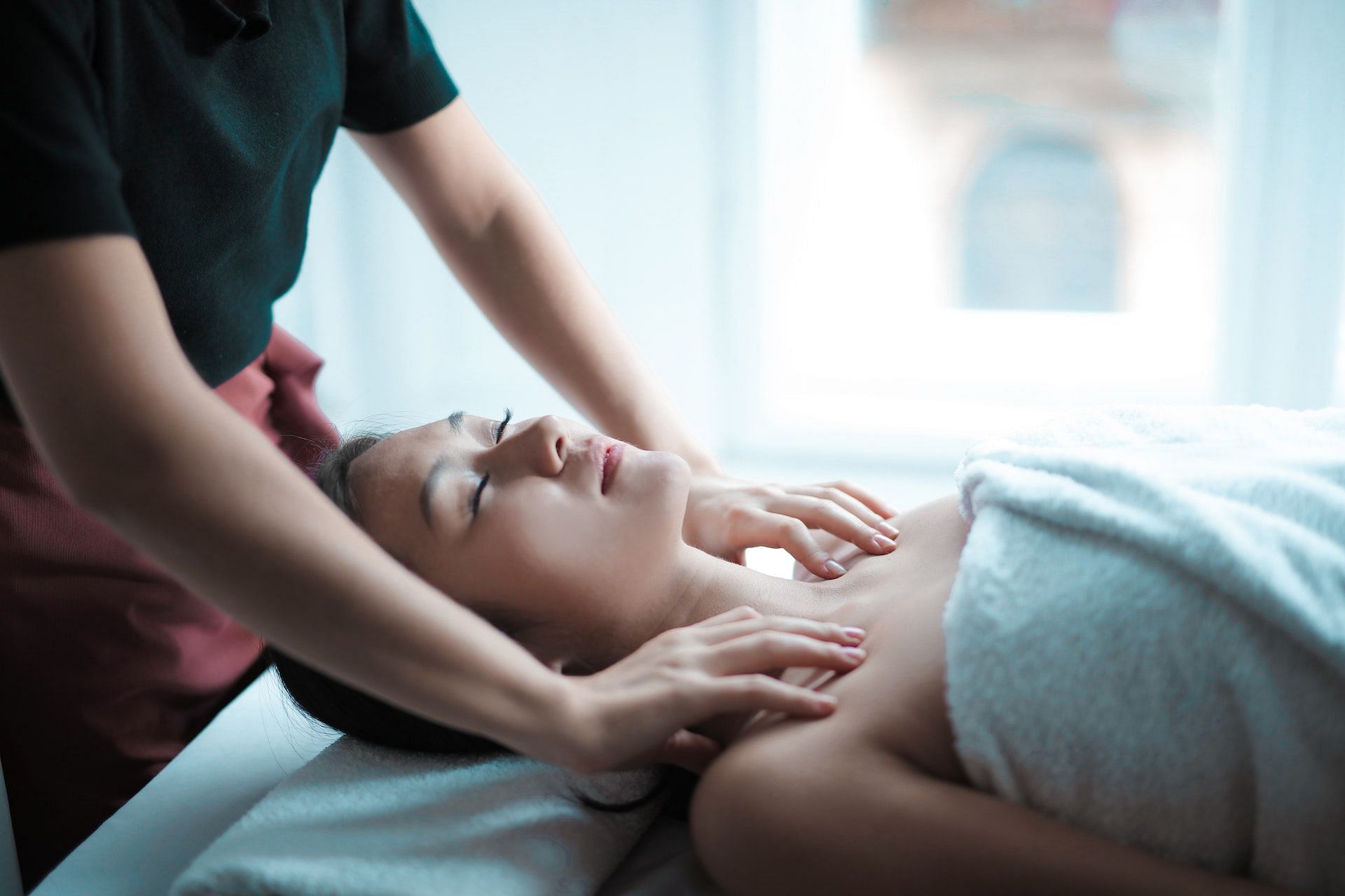 The benefits of deep tissue massage include easing stress and anxiety. (Image via Pexels/Andrea Piacquadio)