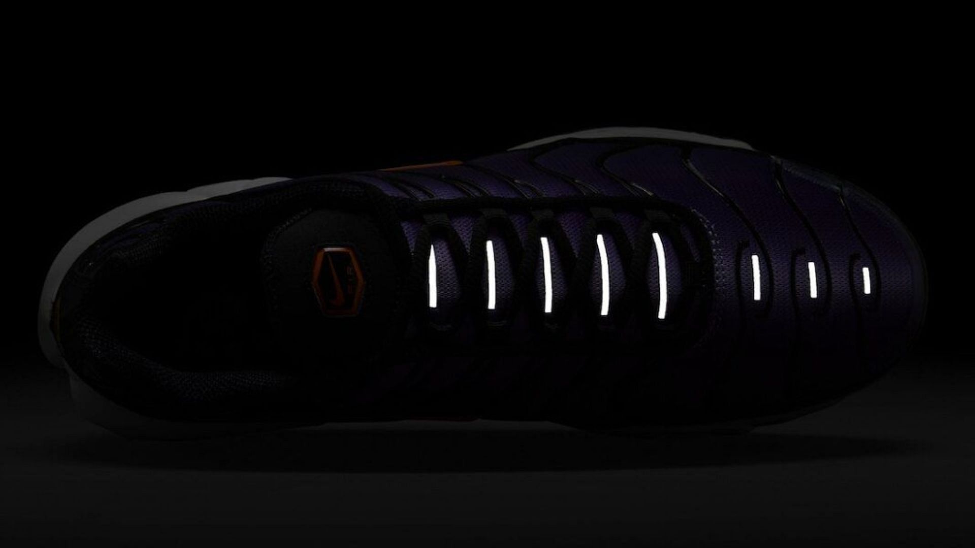 The glow-in-the-dark accents make the shoe more appealing (Image via Nike)