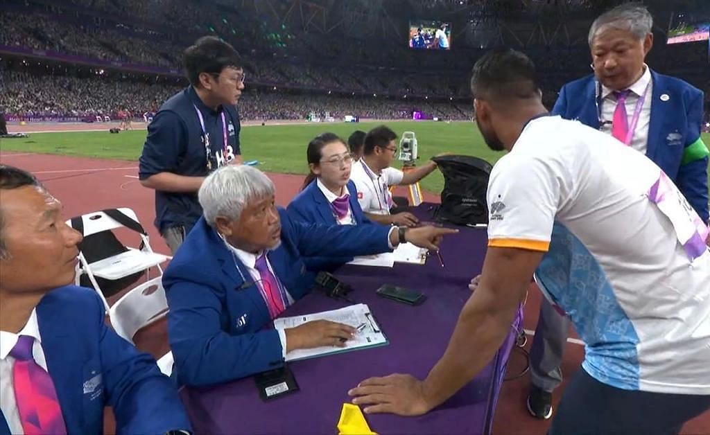 Kishore Jena appealing the incorrect decision, Image Courtesy- Sony Sports Network