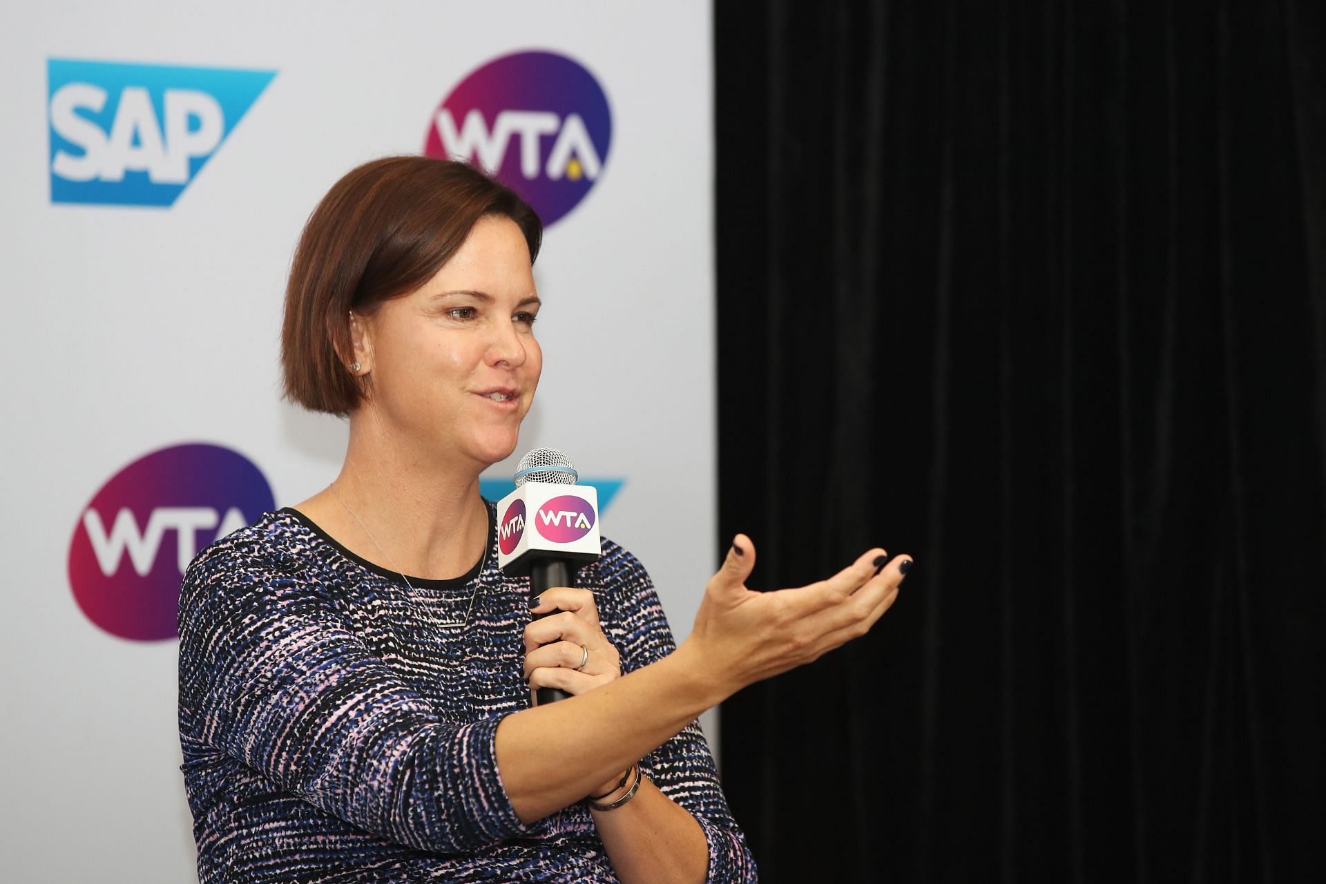 Lindsay Davenport interacts with the media as WTA Finals Legend ambassador in 2017.