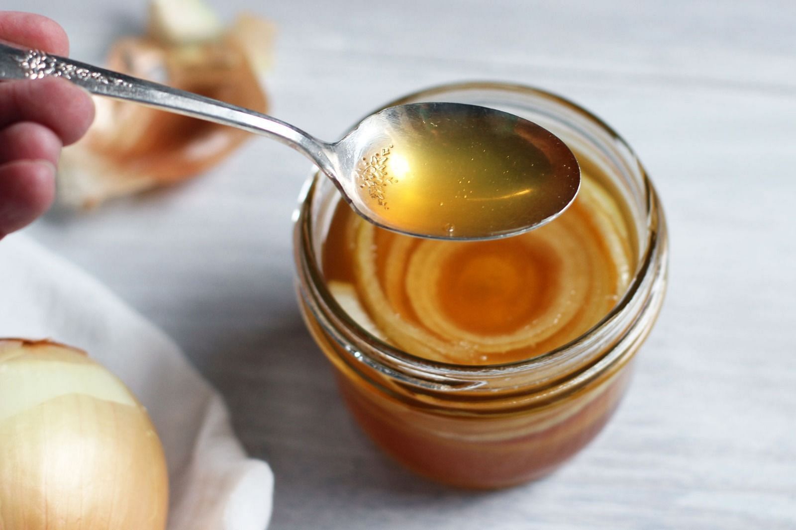 Onion and honey (Image via Unsplash/Alexander)