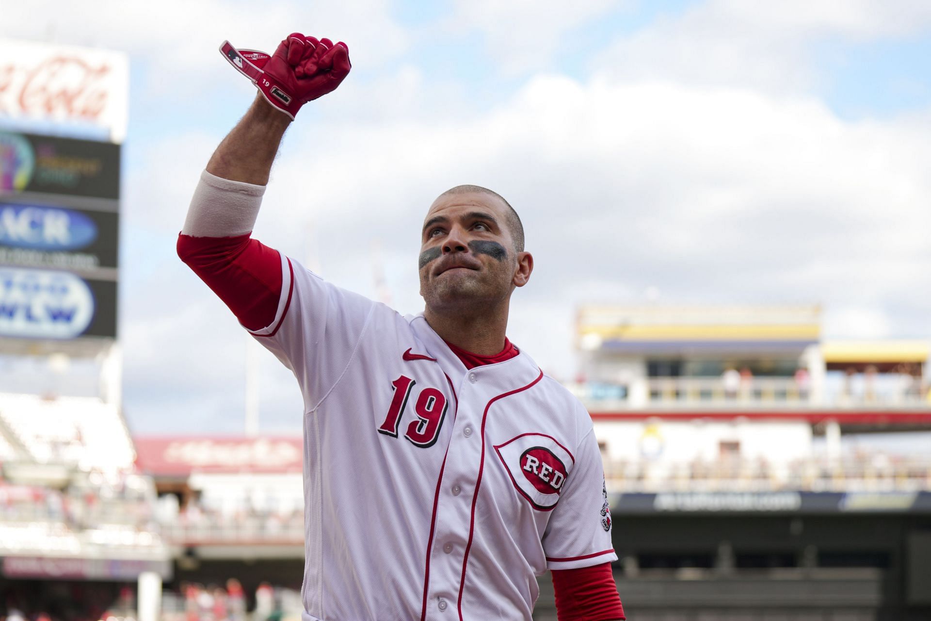 Cincinnati Reds&#039; Joey Votto acknowledges the crowd after being taken out against the Pittsburgh Pirates in Cincinnati