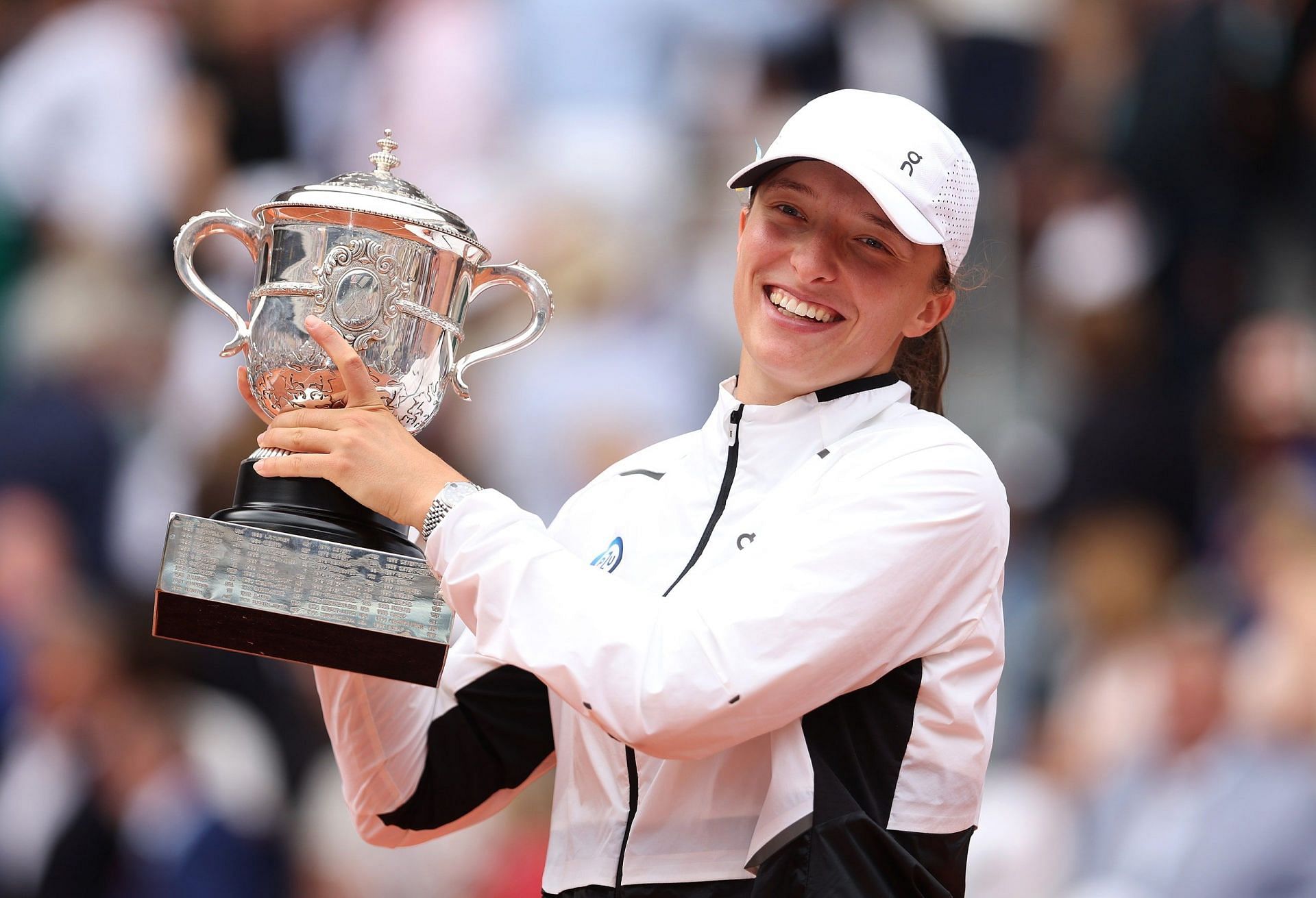 Iga Swiatek poses with the 2023 Roland Garros trophy