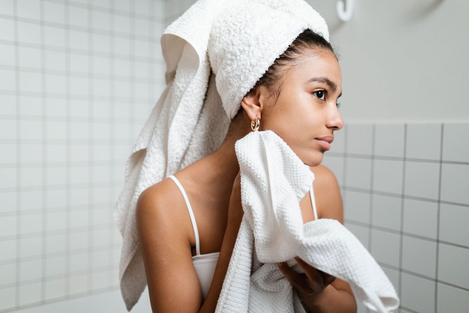 Itchy skin after shower (Image via Pexels/Ron Lach)