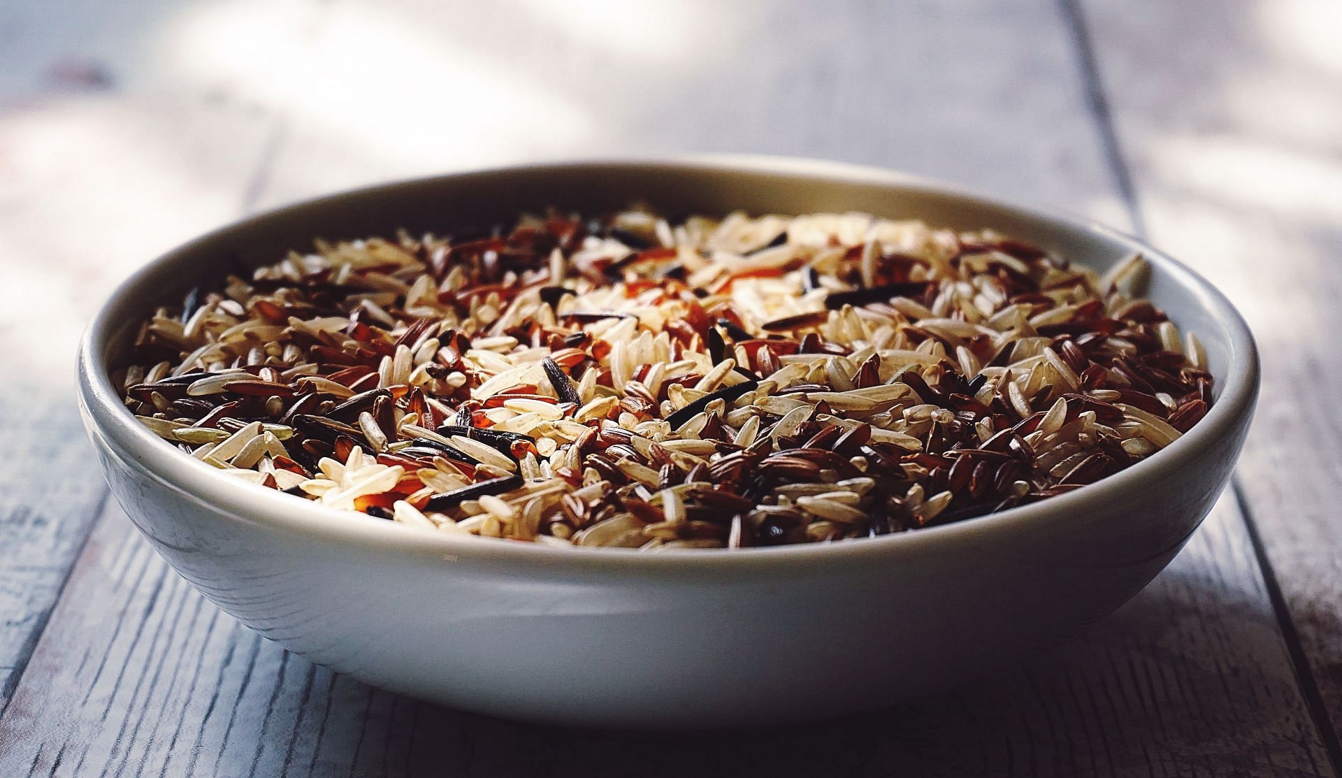 A bow full of rice (Image via Pexels/Suzy Hazelwood)