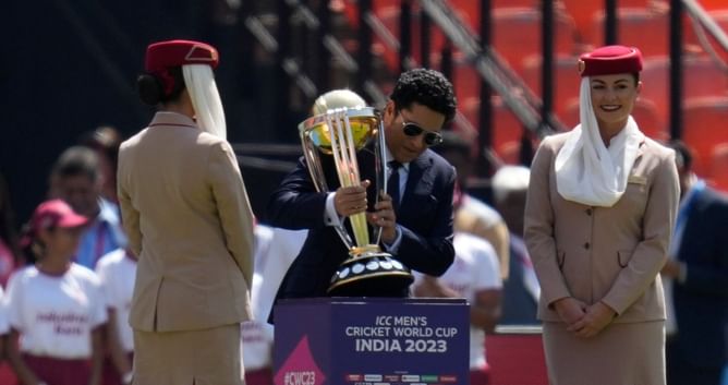 CWC 2023 : इंग्लैंड बनाम न्यूजीलैंड मुकाबले से पहले वर्ल्ड कप ट्रॉफी के साथ नजर आये सचिन तेंदुलकर, देखें वीडियो
