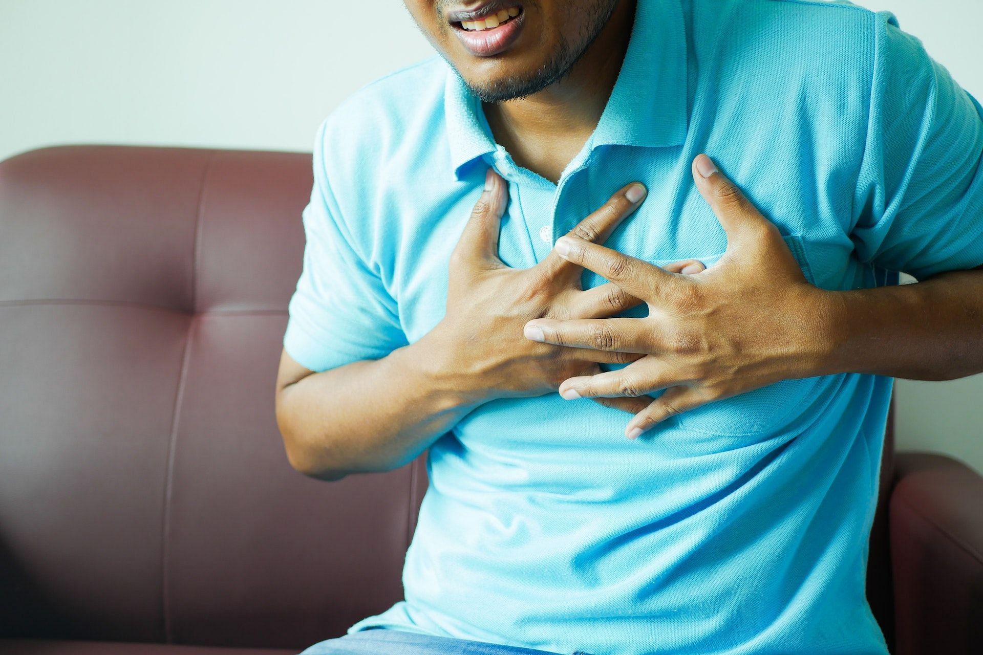 Symptoms of high blood pressure can include chest pain, headaches. (Image via Pexels/Towfiqu barbhuiya)