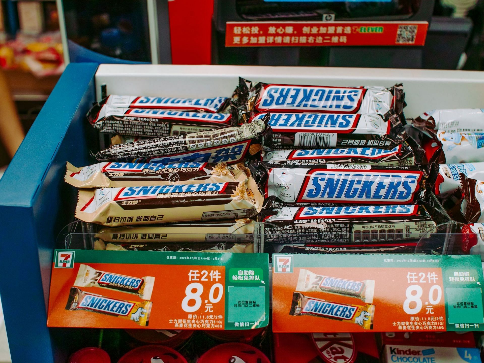 Snickers can be a good hunger snack (Image via Unsplash/Joshua Fernandez)