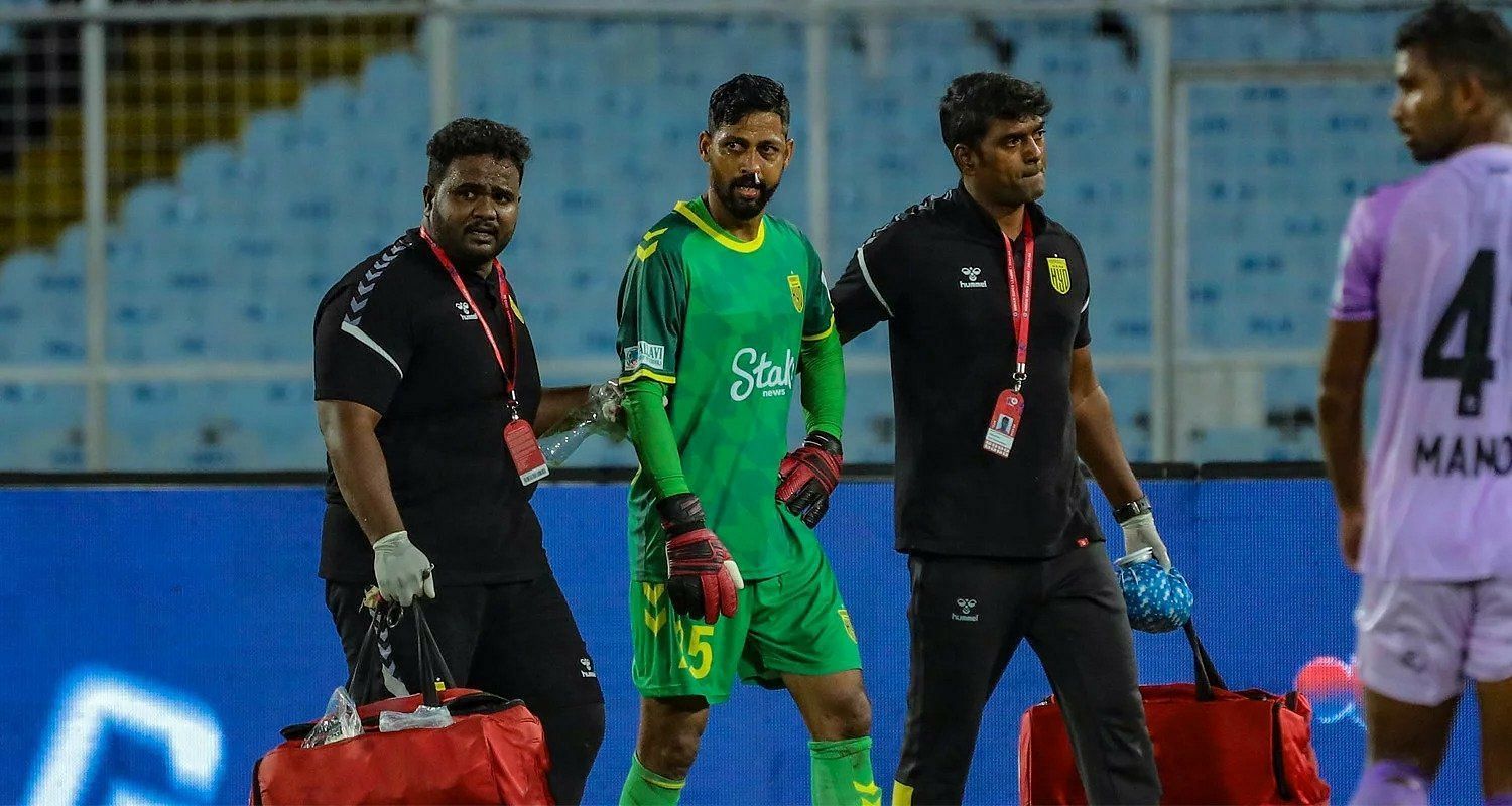 Laxmikant Kattimani being assisted off the pitch on Saturday. (Credits: 90ndstoppage)
