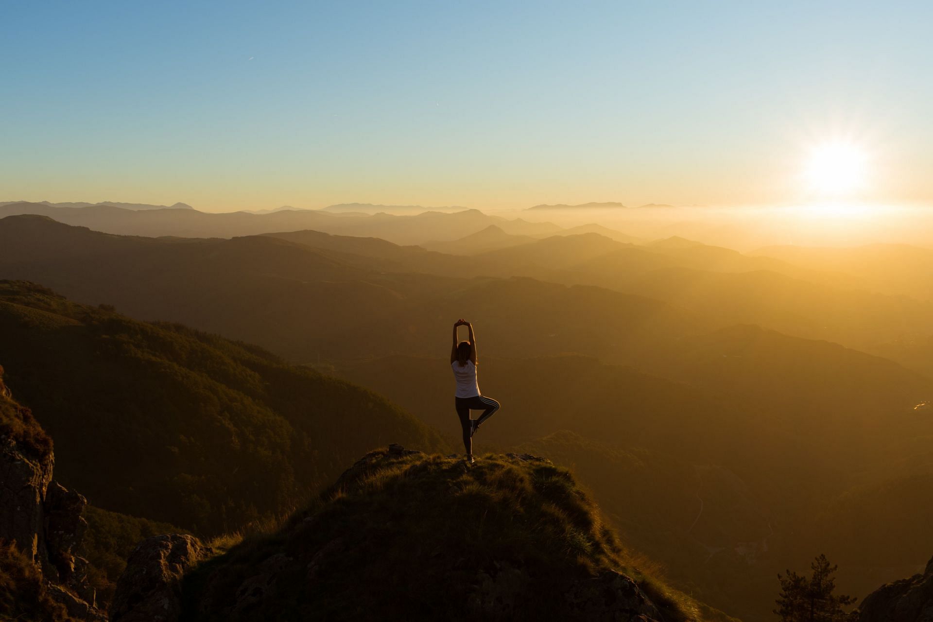 Morning yoga (Image via Unsplash/Eneko)