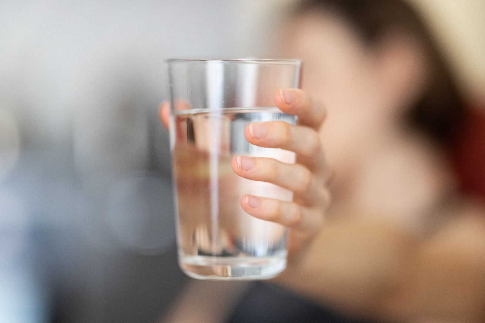 Drinking water before bed (Image via Unsplash/Engin)
