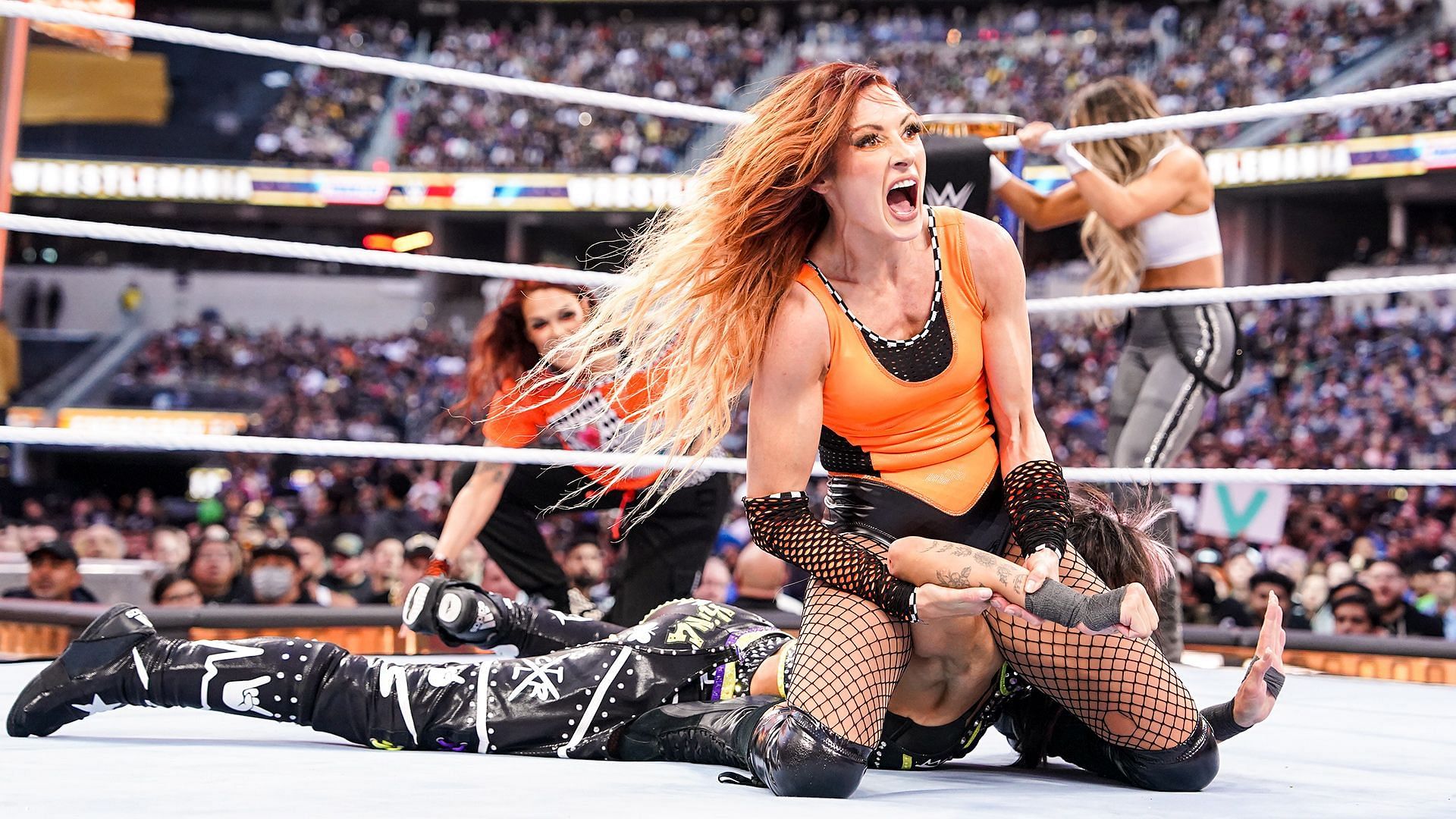 Becky Lynch retains title!!#wwe #wweraw #raw #mondaynightraw #wwenxt #, Becky  Lynch