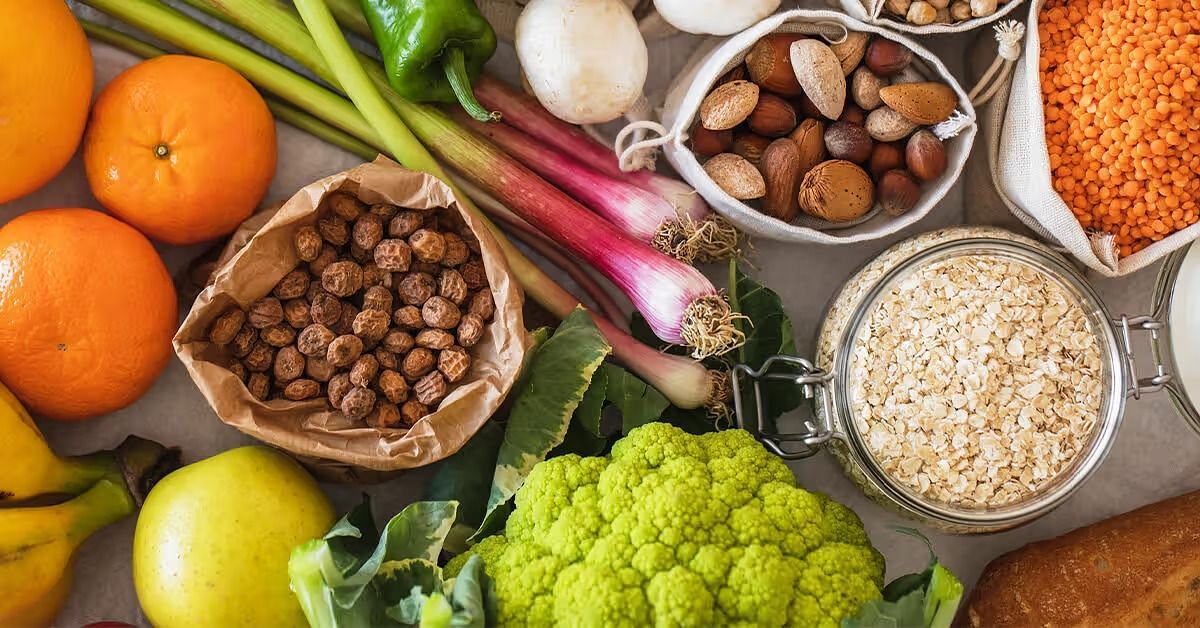 Water-soluble fiber foods (Image via Getty Images/Maria Korneeva)