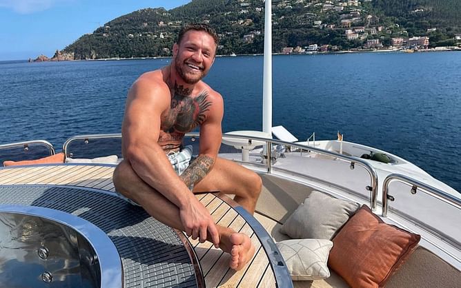 “Look what I got here, a year’s wages” - Conor McGregor goes full Jordan Belfort on USADA agents leaving his yacht after back-to-back testings