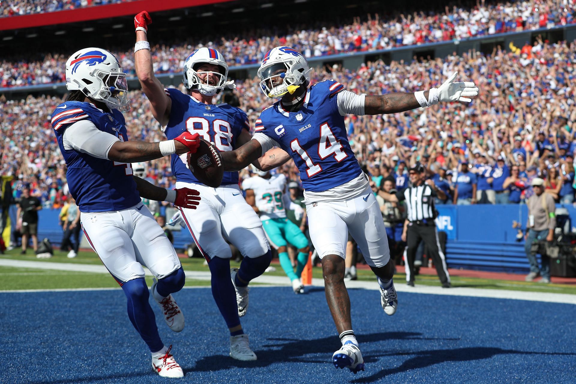 Stefon Diggs channels 'Stone Cold' Steve Austin in touchdown celebration