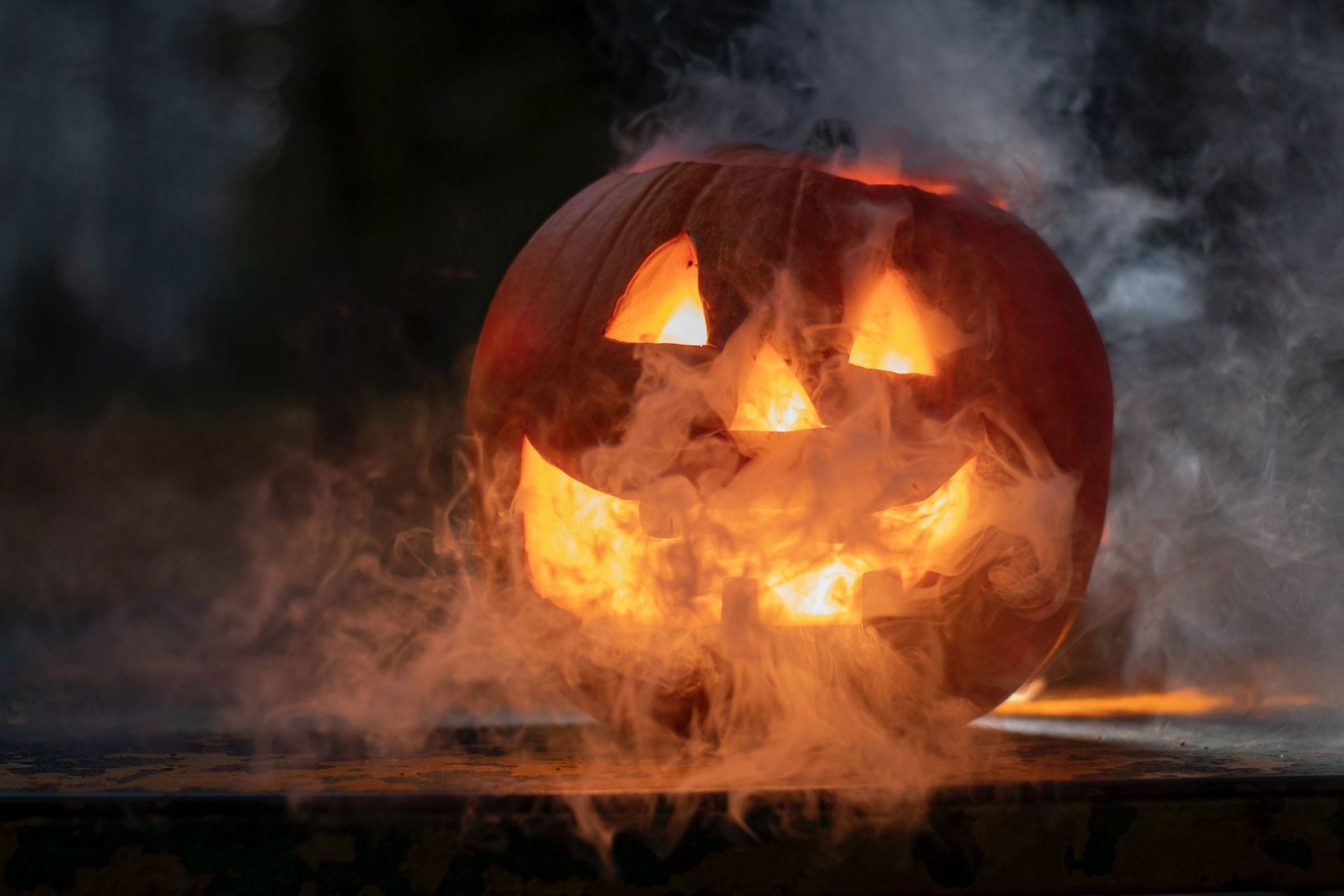 Halloween season becomes the festival of candies (Image via Unsplash/Szab&oacute; J&aacute;nos)